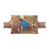 Le Micro Trauma Kit NOW! est compact, se fixe à la ceinture, et permet un accès rapide aux fournitures médicales essentielles d'une seule main.