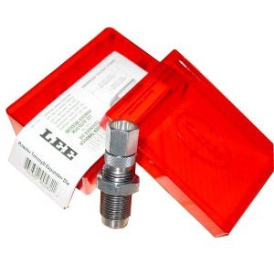 Le Lee Powder Thru Expanding Die charge la douille tout en élargissant l'embouchure, idéal avec un powder funnel adapter ou l'Auto Disk pour un rechargement facile.