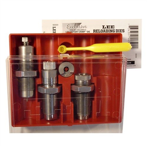 Le set de 3 dies PACESETTER 7.62X54R inclut un Full Length Sizing Die, un Bullet Seating Die et un Factory Crimp Die, parfait pour tes recharges!