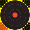 Les cibles SHOOT-N-C® rendent tes impacts visibles instantanément grâce à leur halo fluorescent, avec un dos adhésif pratique pour un usage facile.