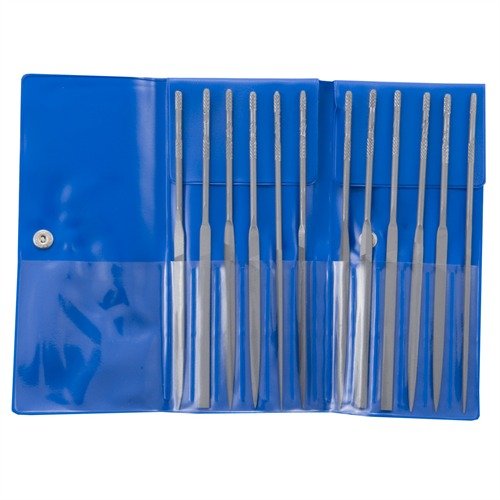 Le set de limes à aiguille FRIEDR. DICK GMBH offre 12 formes précises, des poignées crantées pour une meilleure prise et un rangement pratique en rouleau.