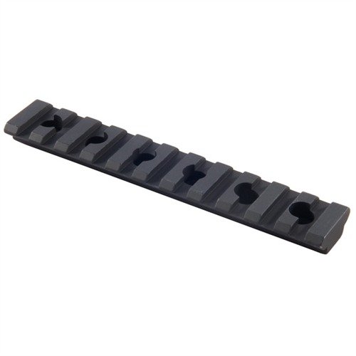 Le rail UFIR en aluminium se fixe facilement sous la poignée en plastique de ton AR-15, offrant 11 emplacements pour accessoires comme lampes et bipieds.