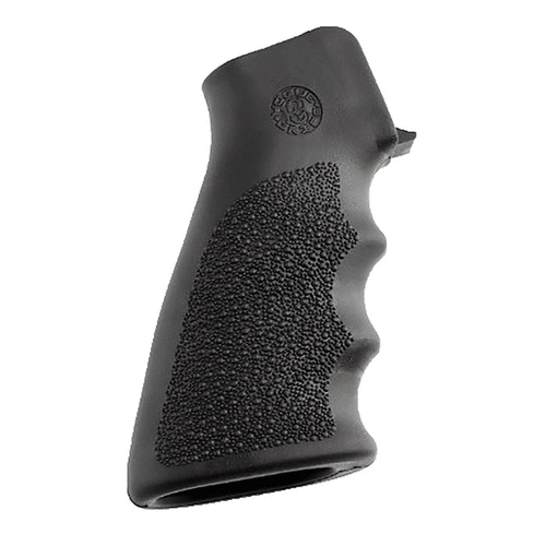 Le grip HOGUE AR-15 en caoutchouc noir offre une surface antidérapante, un design orthopédique pour un confort accru et une résistance à l'usure grâce à son noyau en fibre de verre.