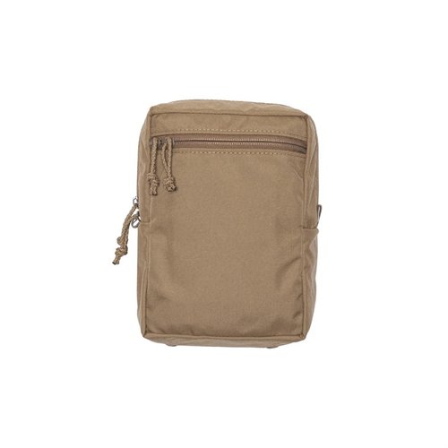 Le TALL GP POUCH de Spiritus Systems offre un espace de rangement généreux pour tes équipements, y compris des bouteilles Nalgene et des lunettes de vision nocturne.