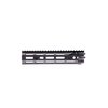 Le rail RIS III de Daniel Defense offre une conception légère, un système de fixation M-LOK, et une précision accrue grâce à son design de canon flottant.