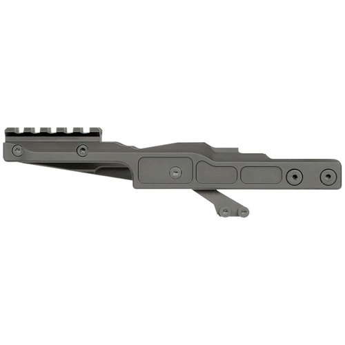 Le montage AK Alpha Series est ultra rigide, compatible uniquement avec les garde-main MI Alpha, garantissant un maintien parfait de l'optique et un co-witness avec la visée d'origine.