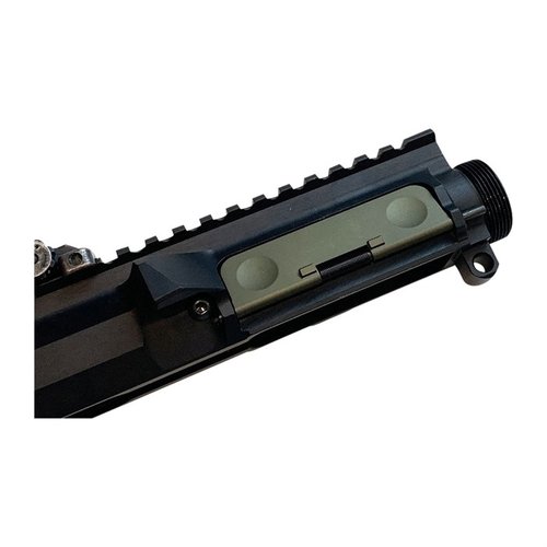 Le Ejection Port Cover en aluminium 7075, avec ses deux onglets et dépression circulaire, facilite l'utilisation et améliore l'ergonomie sur ton arme.