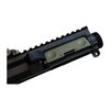 Le Ejection Port Cover en aluminium 7075, avec ses deux onglets et dépression circulaire, facilite l'utilisation et améliore l'ergonomie sur ton arme.