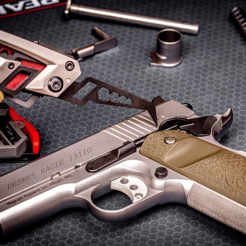 Découvre le GUN TOOL AMP 1911, un multi-outil compact et spécialisé pour ton 1911, avec des outils essentiels, un design transformable et un rangement astucieux.