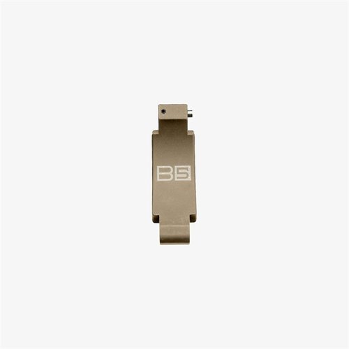 Le B5 Systems Bravo trigger guard est un excellent upgrade pour ton AR, offrant un profil agrandi pour utiliser des gants en hiver et une fonction rabattable.