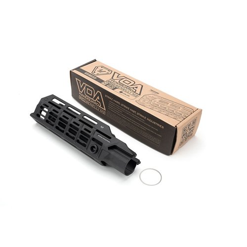 Améliore ton Benelli M2 avec le handguard Strike Industries VOA : léger, en aluminium 6061-T6, 9 slots M-LOK et ergonomie optimisée pour un meilleur contrôle.