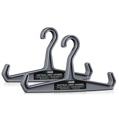 Avec une capacité de 150 lbs, ce cintre robuste en polymère léger est parfait pour ranger tes vestes tactiques et porte-plaques à la maison ou au vestiaire.