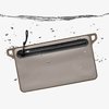 Le DAKA Waterproof Window Pouch est 100% étanche avec une fermeture éclair YKK, un panneau translucide et des points d'attache pour garder tes objets en sécurité.