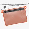 Le DAKA Waterproof Window Pouch est 100% étanche, avec une fermeture éclair YKK, un panneau translucide et des points d'attache pour garder tes objets en sécurité.