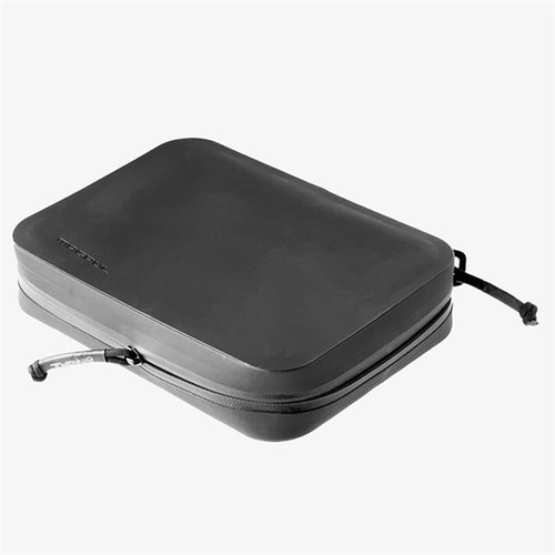 Le DAKA Utility Organizer Large est résistant aux intempéries, compact et idéal pour ranger ton matériel essentiel avec des poches pratiques et un accès facile.