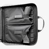 Le DAKA Double Pistol Case est robuste, résistant à l'eau et offre un rangement sécurisé pour deux pistolets et leurs chargeurs, idéal pour le transport.