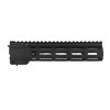 Le SXT M-LOK de 9" est un garde-main robuste en aluminium 6061-T6, facile à installer, avec un design flottant et un point de sangle QD ambidextre.