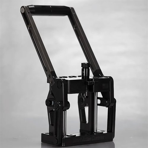 Le Nexus Press offre un système de support flottant, une action de cam over précise et un maintien des dies unique pour un rechargement sans souci et constant.