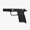 Le cadre de poignée EHG SG9 pour SIG P320 Compact offre une ergonomie améliorée, un rail Picatinny, et un système de libération de chargeur réversible.