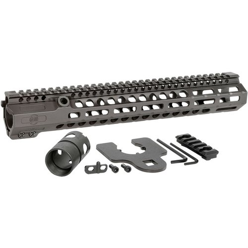 Le COMBAT RAIL HD M-LOK pour AR-15 offre une rigidité maximale, un montage sécurisé sans mouvement et un design léger en aluminium anodisé, idéal pour un usage intensif.