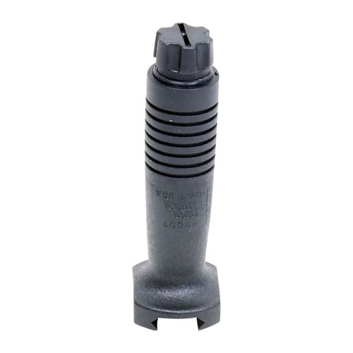 Le foregrip vertical Swiss-Pattern pour AR-15 s'installe facilement sans outils, offrant une prise solide pour un tir rapide et un contrôle optimal des accessoires.