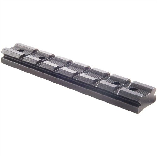 Le RUGER® 10/22® Receiver Mount s'installe facilement sur les récepteurs 10/22®, offrant six slots pour monter des lunettes et red dots avec style.