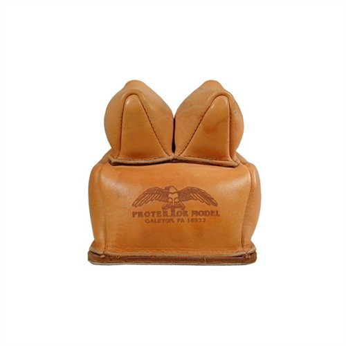 Le NO. 13B Custom Rabbit Ear Rear Bag en cuir grain supérieur permet à ton fusil de glisser librement lors du recul, avec une construction robuste et des 'oreilles' pour éviter le déplacement.