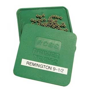 Le SQUARE PRIMER FLIPPER TRAY d'RCBS est idéal pour stocker jusqu'à 300 amorces, avec une surface striée pour un chargement facile et rapide.