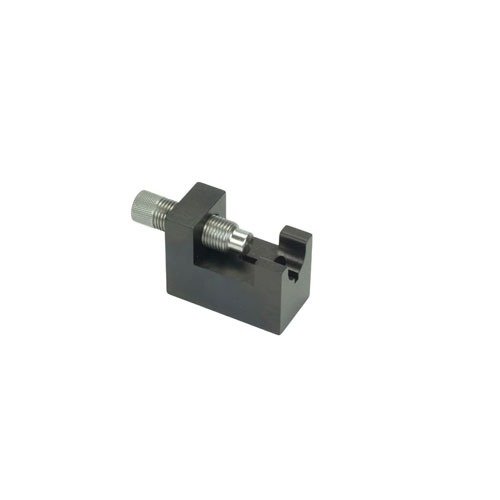 Le vise de culasse SINCLAIR te permet de démonter facilement ton AR-15 sans perdre de pièces, en comprimant l'éjecteur pour un démontage sécurisé.
