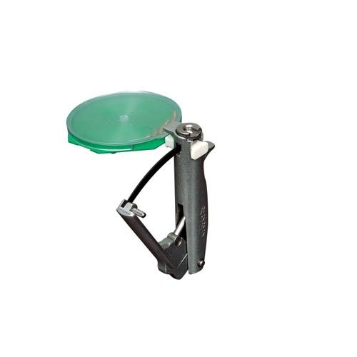 La RCBS Hand Priming Tool est ergonomique, alimentée par un plateau de 100 amorces, avec un mécanisme de sécurité breveté pour un chargement sûr.