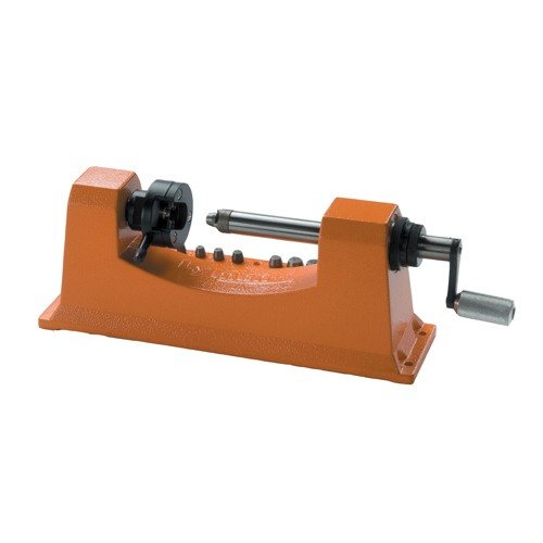 Le LYMAN Universal Carbide Case Trimmer est un outil robuste en fonte, idéal pour les rechargeurs sérieux, offrant précision, durabilité et sécurité.