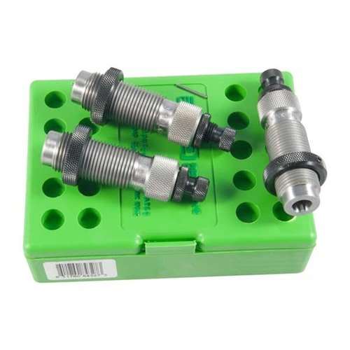 Le set de dies Redding Deluxe pour 300 AAC Blackout inclut un die de redimensionnement, un die de sertissage et un die de redimensionnement de col, tous en acier de haute qualité.