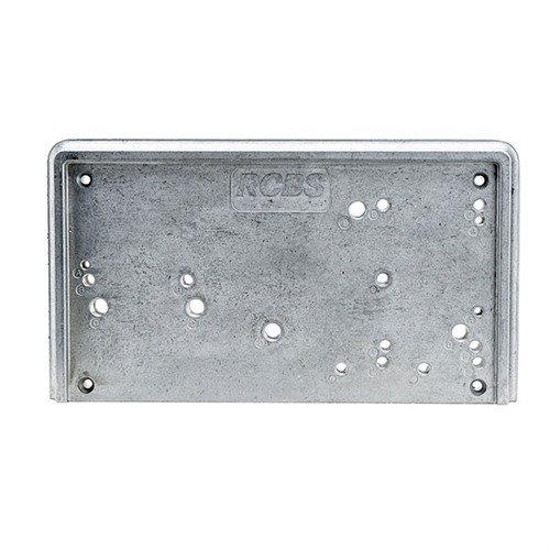 Gagne du temps et de l'espace avec la Base Plate-3 d'RCBS, qui te permet de fixer rapidement tes outils de rechargement sur n'importe quelle surface de travail.