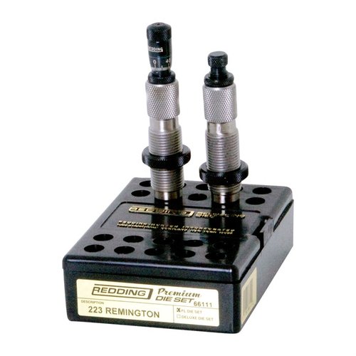 Le Premium Full Length Die Set 223 Rem de Redding offre une précision accrue grâce à son Carbide Size Button et son Bullet Seating Micrometer pour un rechargement optimal.