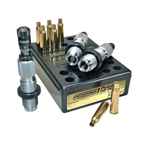 Le jeu de dies Redding Premium Deluxe pour le 222 Remington offre une précision accrue avec un Carbide Size button et un Bullet Micrometer Seating Die pour un réglage facile.