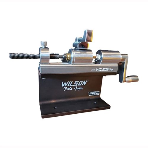 Le kit de trimmer Wilson inclut un support et une pince, idéal pour couper des douilles de .17 à .45 calibre, avec une finition durable en acier inoxydable.