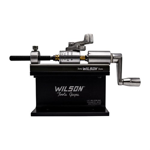 Le kit de trimmer Wilson te permet de couper des douilles de .17 à .45 avec précision, avec un fini durable et un réglage facile grâce à la vis d'arrêt.