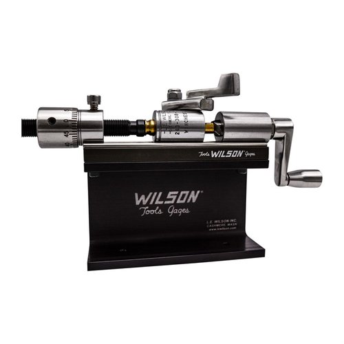 Le kit de trimmer Wilson te permet de couper des douilles de .17 à .45 avec précision grâce à son réglage micrométrique et son fini en acier inoxydable.