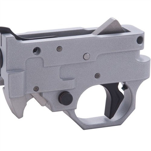 Améliore ton tir avec le RUGER® 10/22® TRIGGER GUARD 2000 : un boîtier en aluminium usiné, un tir précis et des pièces prêtes à l'emploi pour un déclenchement parfait.