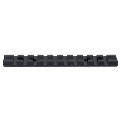 Le MOSSBERG 500 BASE SYSTEM de WEAVER s'adapte parfaitement à ton Mossberg 500, offrant une base solide pour personnaliser ton arme avec des accessoires.